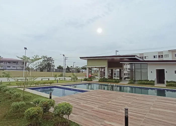 King Bed, Big Kitchen, Fast Wifi, Near Airport *