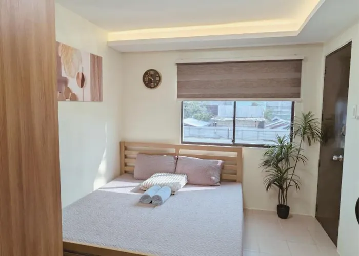 King Bed, Big Kitchen, Fast Wifi, Near Airport