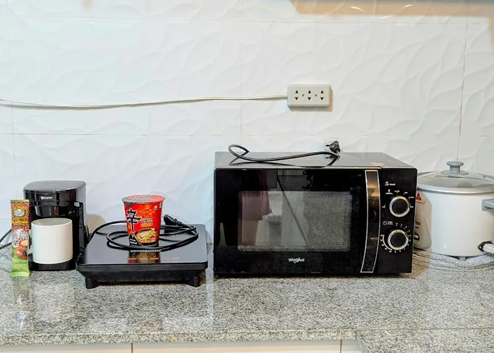 King Bed, Big Kitchen, Fast Wifi, Near Airport Hostel