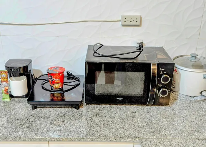 King Bed, Big Kitchen, Fast Wifi, Near Airport *