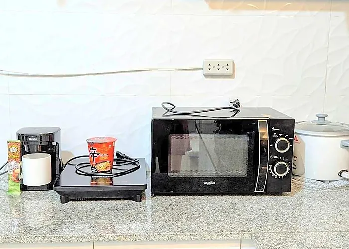 King Bed, Big Kitchen, Fast Wifi, Near Airport *